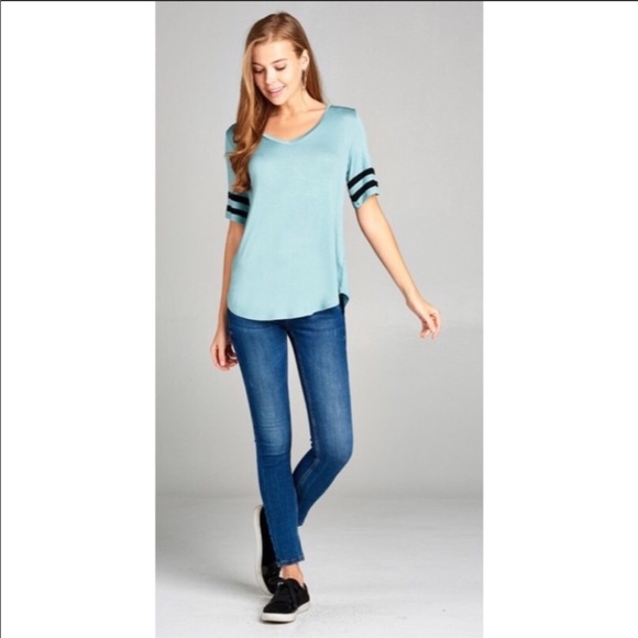 💕 ONLY 4 LEFT! V Neck Varsity Top In Mint Green - Picture 4 of 4